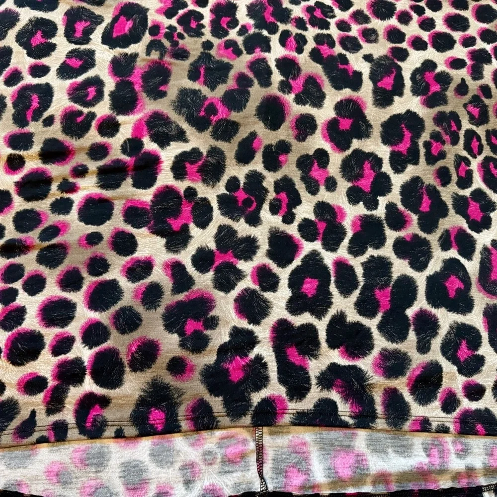 💗Gorgeous Dear Scarlett Mocha Magenta Leopard print dolman style blouse🤎 - Picture 4 of 10
